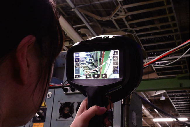 a flir si1 ld showing pointed at a factory ceiling showing an air leak